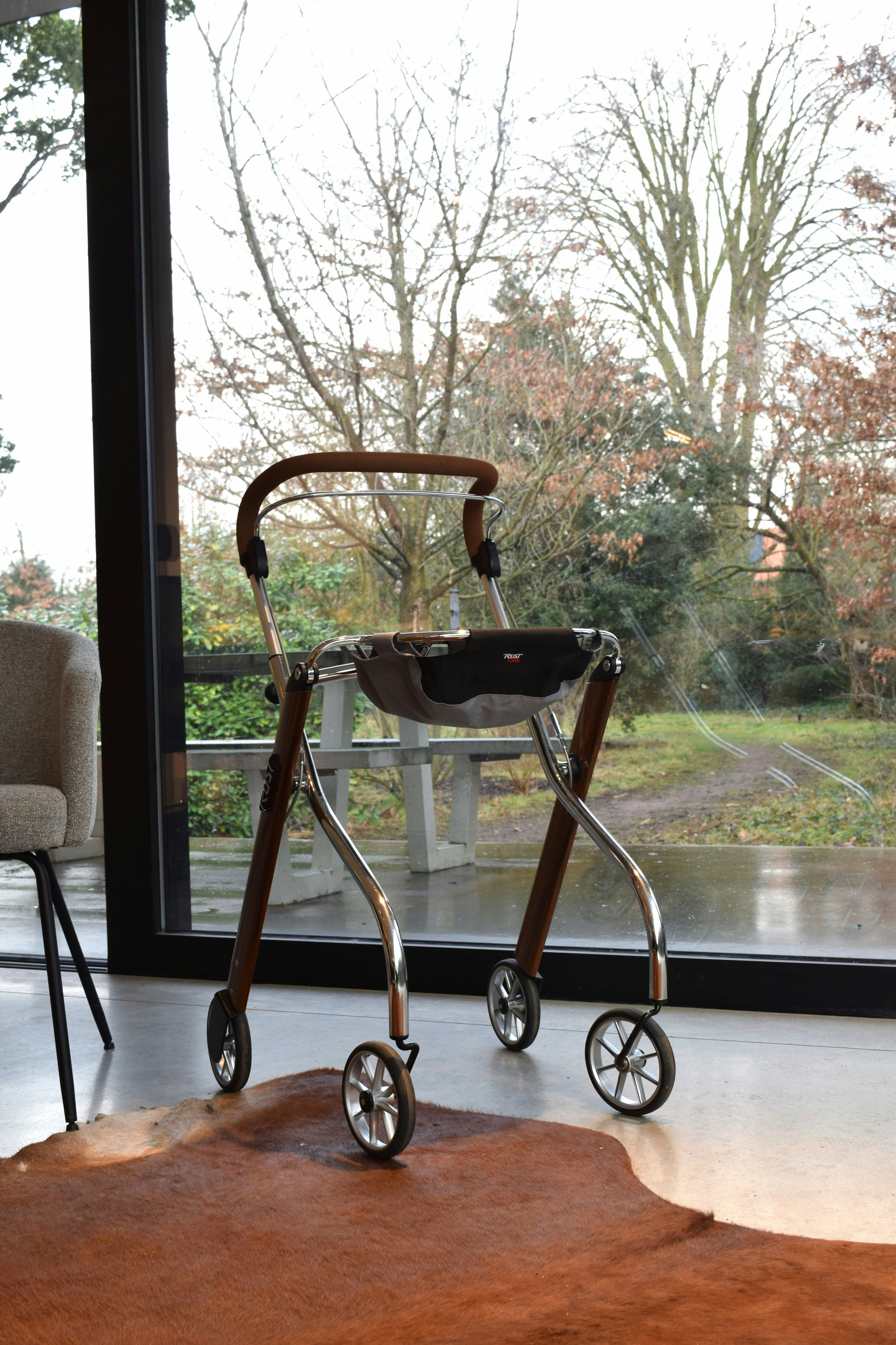 Mobility aid with bag 