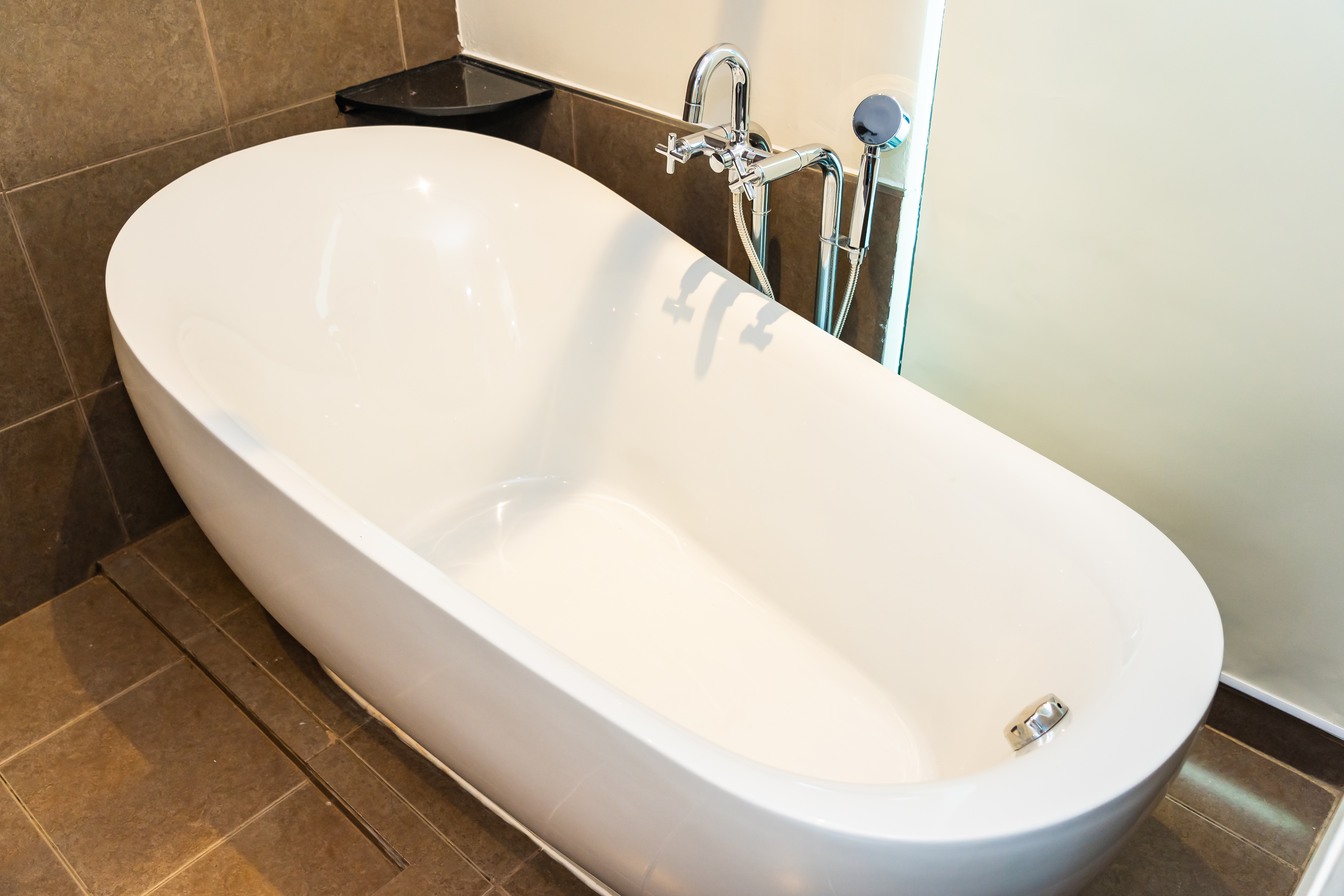 Bathtub represemting the ease of long handed apparatus when elderly parents and their mobility decreases